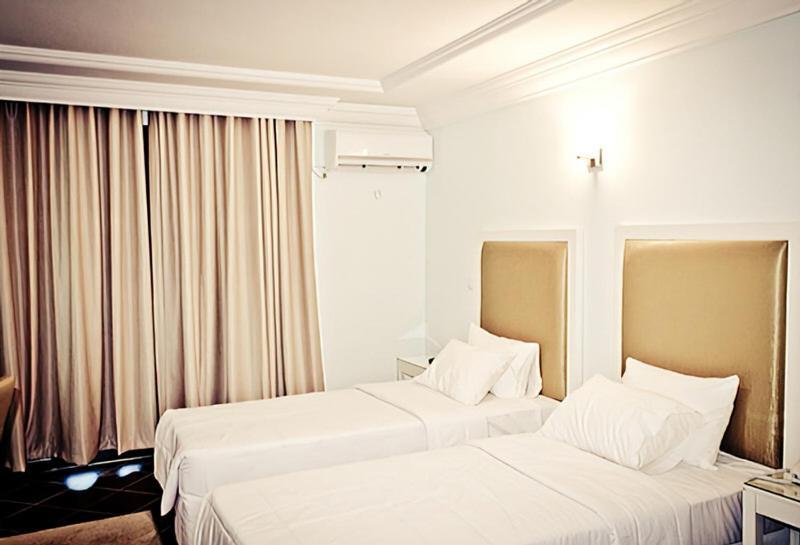 Hotel Raya Tichy Extérieur photo