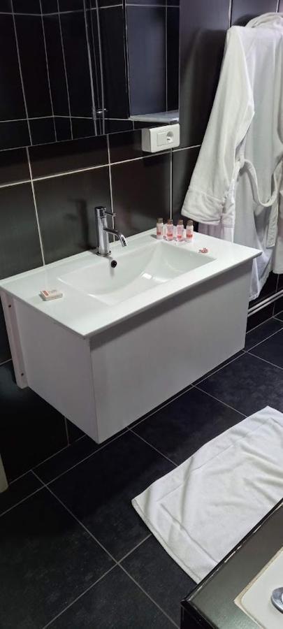 Hotel Raya Tichy Extérieur photo